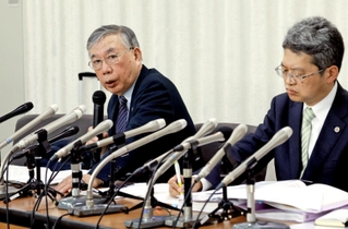 宝塚歌劇団側との合意について会見する遺族代理人の川人博弁護士（左）と井上耕史弁護士＝２８日午後、東京都千代田区、厚生労働省（撮影・長嶺麻子）