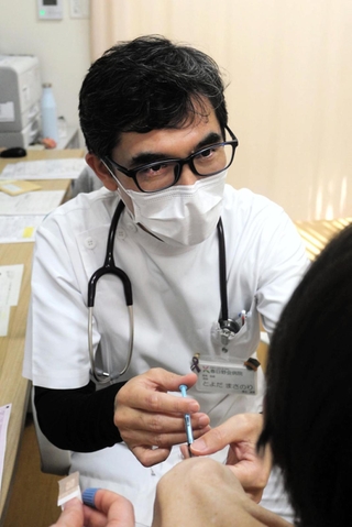 新型コロナワクチンの駆け込み接種に対応する豊田昌徳院長＝29日午後、神戸市中央区野崎通４、春日野会病院