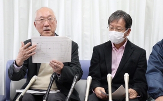 概要を説明するＮＰＯ法人ひょうご労働安全衛生センターの西山和宏事務局長（左）と被災者の男性＝宝塚市役所