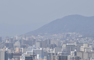 黄砂の飛来でかすんで見える市街地＝神戸市中央区東川崎町１から
