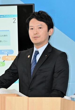 人事異動について会見で説明する斎藤元彦知事＝27日、兵庫県庁