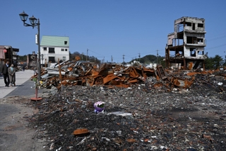 能登半島地震で大規模火災があった「輪島朝市」と周辺にはがれきが残ったままだ＝３１日午前、石川県輪島市河井町（撮影・斎藤雅志）
