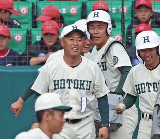 決勝の試合前、選手にノックをする報徳の大角健二監督（中央）＝31日午後、甲子園球場（撮影・笠原次郎）