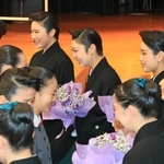 予科生からブーケと感謝の言葉を受ける卒業生たち＝１日午前、宝塚市武庫川町、宝塚音楽学校（撮影・吉田敦史）