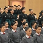 はかま姿で入場する卒業生たち＝１日午前、宝塚市武庫川町、宝塚音楽学校（撮影・吉田敦史）