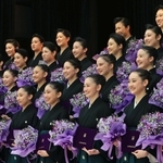 ブーケを手に顔をほころばせる卒業生たち＝１日午前、宝塚市武庫川町、宝塚音楽学校（撮影・吉田敦史）