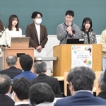 生理用品を利用した学生の声をシンポジウムで紹介し、「必要なプロジェクトと確信した」などと感想を述べる甲南大の学生＝いずれも神戸市東灘区岡本８