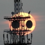 ７年ぶりに丸い姿を現した夕焼けパンダ（明石市立天文科学館提供）
