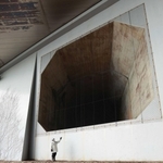 大鳴門橋の徳島県側のたもとにある巨大な穴＝徳島県鳴門市