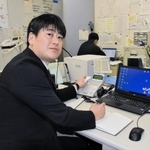 兵庫県警県民広報課で住民からの要望や苦情などに対応している葛西智広さん。自ら派遣部隊に立候補し、被災した故郷に入った＝神戸市中央区、県警本部