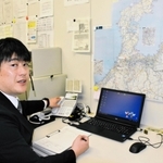 兵庫県警県民広報課で住民からの要望や苦情などに対応している葛西智広さん。壁には能登半島の地図が張り出されている＝神戸市中央区、県警本部