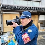 能登半島地震の被災地に記録係として派遣された兵庫県警警部補の葛西智広さん。一変した故郷の町でカメラを構える＝２月９日、石川県輪島市（県警提供）