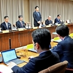 兵庫県のプロジェクトチームが新型コロナウイルス対応について検証報告書をまとめ、会議で報告した＝県庁