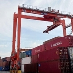 水素を燃料にした実証が予定される神戸港の荷役機械（商船港運提供）