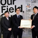 兵庫県立高校に吹奏楽器などを寄贈したとして、斎藤元彦知事（右）から感謝状を受け取った伊藤文化財団の伊藤功一理事長（右から２人目）＝兵庫県庁