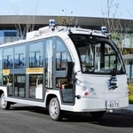 西宮市内の公道で行う自動運転の実証実験に使われる小型ＥＶバス（阪神電気鉄道提供）