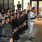 玉串を納める阪神タイガースの岡田彰布監督（右から２人目）ら＝７日午前、西宮市社家町、西宮神社（撮影・吉田敦史）