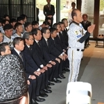 玉串を納めて必勝祈願する阪神タイガースの岡田彰布監督（右から３人目）ら＝７日午前、西宮市社家町、西宮神社（撮影・吉田敦史）