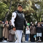 必勝祈願で西宮神社に参拝した阪神タイガースの岡田彰布監督（中央）＝７日午前、西宮市社家町（撮影・吉田敦史）