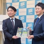 スポーツ行政に関する提案書を斎藤元彦知事（右）に手渡す検討委座長の神戸大大学院の長ケ原誠教授＝兵庫県庁
