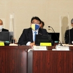 姫路市の会議に臨む清元秀泰市長（中央）と、副市長の和田達也氏（左端）、佐野直人氏（右端）＝２０２２年３月、姫路市役所