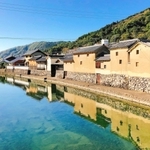 佐用町平福地区で、景観形成重点区域に指定された風景。川座敷や土蔵群が佐用川の川面に映る（いずれも兵庫県提供）