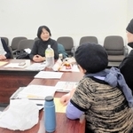 月に１度、飲食持ち込みで語り合うイモニカイ。避難者の心のよりどころ＝大阪市天王寺区、大阪市立社会福祉センター