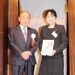 財団から目録を受け取った名古屋大学の下遠野明恵・特任講師（右）＝東京都千代田区