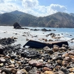 海岸に流れ着いた木造船＝８日午後、兵庫県香美町香住区無南垣（香住海上保安署提供）