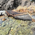海岸に流れ着いた木造船＝８日午後、兵庫県香美町香住区無南垣（香住海上保安署提供）