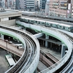 東側へ25メートル分のホームの拡張が計画されているポートライナー三宮駅＝１日、神戸市中央区