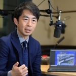東日本大震災直後の放送を振り返り、災害報道を語る横尾泰輔さん＝神戸市中央区中山手通２、ＮＨＫ神戸放送局（撮影・小林良多）