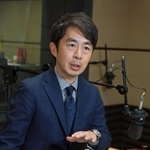 東日本大震災直後の放送を振り返り、災害報道を語る横尾泰輔さん＝神戸市中央区中山手通２、ＮＨＫ神戸放送局（撮影・小林良多）
