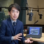 東日本大震災直後の放送を振り返り、災害報道を語る横尾泰輔さん＝神戸市中央区中山手通２、ＮＨＫ神戸放送局（撮影・小林良多）