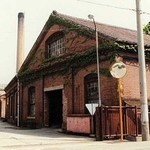 地域のシンボル的存在だった小泉製麻の赤れんが造りの建屋＝１９８１年ごろ（サザンモール六甲提供）
