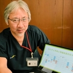 ２人の重症熱傷患者の治療に追われた日々を振り返る松山重成さん。パソコン画面の赤丸は京アニ事件の被害女性の手術日、青丸は事件前から入院していた男性患者の手術日を表す＝神戸市中央区脇浜海岸通１、兵庫県災害医療センター