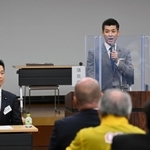 立憲民主党兵庫県連の定期大会に参加した同党の泉健太代表と、あいさつを聞く県連代表の井坂信彦衆院議員（手前左）ら出席者＝１０日午後、神戸市中央区中山手通４（撮影・風斗雅博）