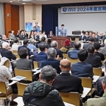 立憲民主党の泉健太代表があいさつをした同党兵庫県連の定期大会＝１０日午後、神戸市中央区（撮影・風斗雅博）