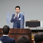 立憲民主党兵庫県連の定期大会であいさつする井坂信彦衆院議員（中央）＝１０日午後、神戸市中央区（撮影・風斗雅博）