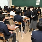 職員から問題用紙などが配られ、試験開始を待つ受験生たち＝１２日午前、芦屋市宮川町、県立芦屋高校（撮影・風斗雅博）