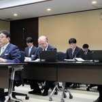 姫路市の副市長人事案などについて説明する清元秀泰市長（手前左）＝１２日午前、姫路市役所