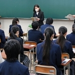 試験開始を待つ受験生たち＝１２日午前、芦屋市宮川町、県立芦屋高校