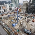 高層ツインタワーのうち第１期ビルの建設予定地。都心部にぽっかりと空いた余白が際立つ＝神戸市中央区雲井通５