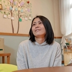母を亡くした後の歩みを語る福井友利さん＝神戸市東灘区本庄町１（撮影・小林良多）