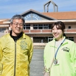 「ゆっくりと日々を重ねて、体験を語れるようになった」と話す千尋真璃亜さん（右）。元校長の井上剛さんが優しく見守る＝宮城県山元町、震災遺構・中浜小