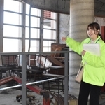震災遺構・中浜小で震災当時を振り返る千尋真璃亜さん＝宮城県山元町