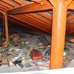 児童や教職員ら９０人が一夜を過ごした屋根裏倉庫。１３年前のまま保存されている＝宮城県山元町、震災遺構・中浜小