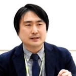 東北で活動する若者の語り部について話す東北大の佐藤翔輔准教授＝仙台市青葉区