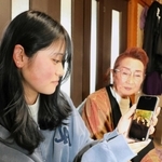 福井友利さんへの思いを語る梶原真奈美さん（左）と祖母の精子さん＝宮城県石巻市
