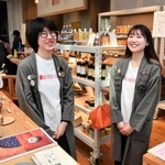 アナザー・キンキメンバーの村上蘭さん（右）と吉田彩乃さん＝東京都千代田区